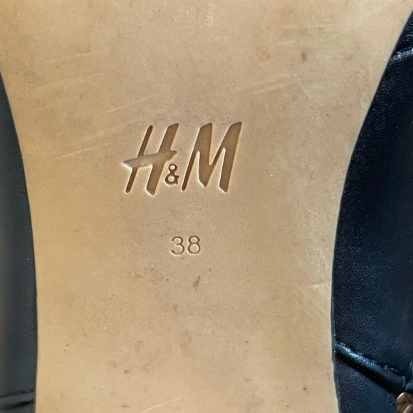 Trendy + classic black booties - Picture 4 of 4